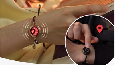 Pulseira Infinity Love acendendo no pulso ao receber um toque enviado de longe