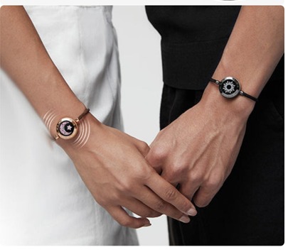 Casal de mãos dadas usando as pulseiras Infinity Love